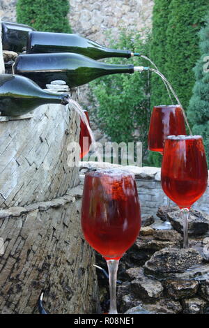 Bouteilles de vin verser du vin rouge dans des glasses de vin à la fontaine  à vin de la cave Milestii Mici à Milestii Mici, Moldavie Photo Stock - Alamy