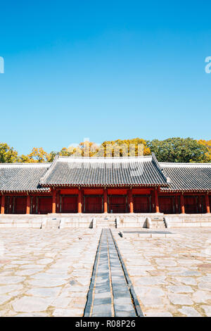 Jongmyo Shrine with autumn maple in Seoul, Korea Stock Photo