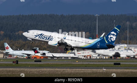 Richmond, Canada. 2 November 2018.  An Alaska Airlines Boeing 737-800 (N584AS) single-aisle narrow-body jet airliner takes off from Vancouver International Airport. Credit: Bayne Stanley/ZUMA Wire/Alamy Live News Stock Photo