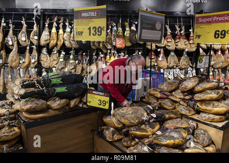 Alicante, Comunidad Valenciana, Spain. 30th Oct, 2018. Renowned Spanish ham, jamon, are seen displayed for sale at the Carrefour supermarket in Spain. Credit: Miguel Candela/SOPA Images/ZUMA Wire/Alamy Live News Stock Photo