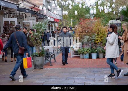 Bicester Village, 3rd November 2018. Weather cold and dry for shoppers, some getting in early for Christmas at Bicester Village outlet shopping centre on the outskirts of Bicester in Oxfordshire, England. Most of its stores are in the luxury goods and designer clothing sector. Credit: Keith J Smith./Alamy Live News Stock Photo