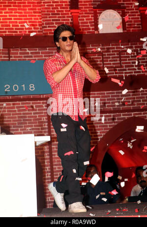 Shahrukh Khan Signature Step | Pose | Move - YouTube