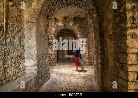 Innnenraum in der Ali-Pascha-Festung in der Bucht von Porto Palermo, Himara, Albanien, Europa |  Porto Palermo Castle by Ali Pasha of Tepelena, Himara Stock Photo