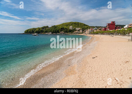 Der Strand von Himara an der albanischen Riviera, Albanien, Europa | Beach of Himara on the  Albanian Riviera, Albania, Europe Stock Photo