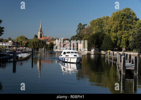 A river crosier approaching Marlow Lock on the River Thames at Marlow in Buckinghamshire, Britain Stock Photo