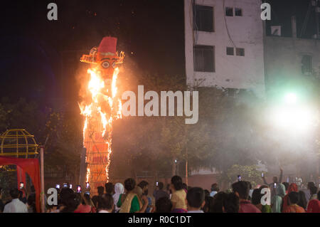 Crowds gather to watch the burning of the ravan effigy on dusser Stock Photo