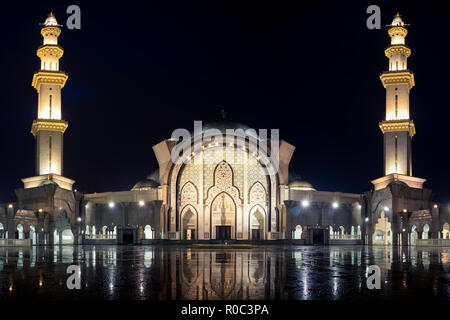 KUALA LUMPUR, MALAYSIA - 3 NOVEMBER 2018 : Night view of Federal Mosque Kuala Lumpur after the rain Stock Photo