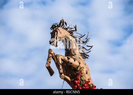 Remembrance Armistice Day centenary commemoration horse with red poppies growing up. Roslin Beach Hotel First World War, Great War memorial display Stock Photo