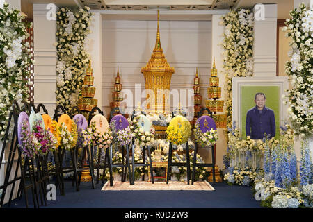 Bangkok, Thailand. 3rd Nov, 2018. Hundreds of mourners, royal soldiers and monks have gathered at a Bangkok temple for the funeral of Vichai Srivaddhanaprabha, the Thai owner of Leicester City football club who died in a helicopter crash last week. Credit: Pool/Thai Government/ZUMA Wire/Alamy Live News Stock Photo