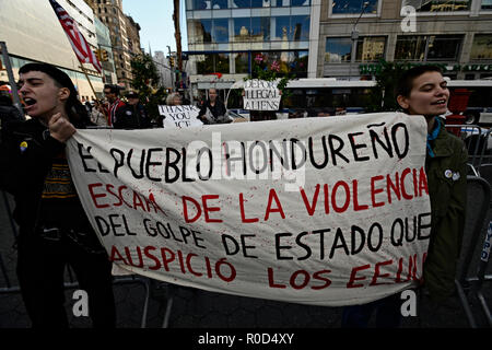 New York, U.S. 03 November 2018.  Demonstrators hold a sign in Spanish reading 'The Honduran people are escaping the violence of the coup d'etat that the U.S. sponsored' while counter-demonstrators behind them hold signs calling for deportation of undocumented immigrants.   Anti-Trump protesters were rallying in Union Square against Trump administration immigration policies.  The anti-Trump event, three days before the U.S. mid-term elections, was sponsored by several groups including NYC Democratic Socialists of America and the International Socialist Organization. Credit: Joseph Reid/Alamy L