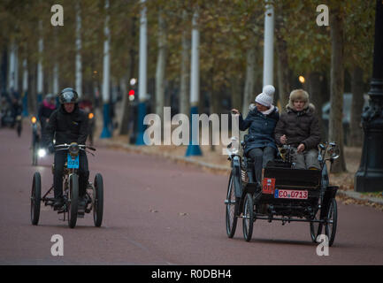 The Mall, London, UK. 4 November, 2018. Bonhams London to Brighton Veteran Car Run 2018 early entrants trundle down The Mall after the sunrise start in Hyde Park at 06.59am. The longest running motoring event in the world, with 400 veteran vehicles starting the 60 mile journey to the south coast, and the first car due to arrive at 09.59am. Credit: Malcolm Park/Alamy Live News. Stock Photo