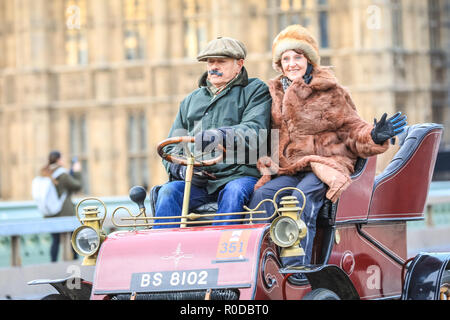 Westminster Bridge, London, UK, 4th Nov 2018. Participants have wrapped up warm for the event. The World's longest running motoring event, Bonhams London to Brighton Veteran Car Run, sets of from Hyde Park and along Constitution Hill by Buckingham Palace, the Mall and Admiralty Arch, then along a 60 mile route all the way to Brighton. It is this year in its 122nd anniversary run. More than 400 of the veteran cars are from the pre-1905 era. Credit: Imageplotter News and Sports/Alamy Live News Stock Photo