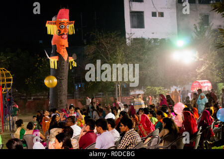 Crowds gather to watch the burning of the ravan effigy on dusser Stock Photo