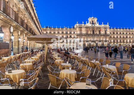 Cafes in the Plaza Mayor at night looking towards the City Hall (Ayuntamiento), Salamanca, Castilla y Leon, Spain Stock Photo