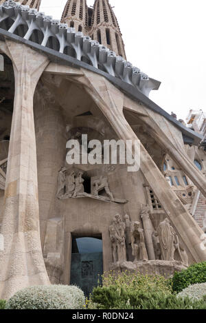 Stone carvings of religious figures on the facade of the Sagrada Familia Cathedral, Barcelona, Spain Stock Photo