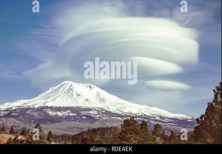 dramatic spectacular lenticular cloud formation over mount shasta in california Stock Photo