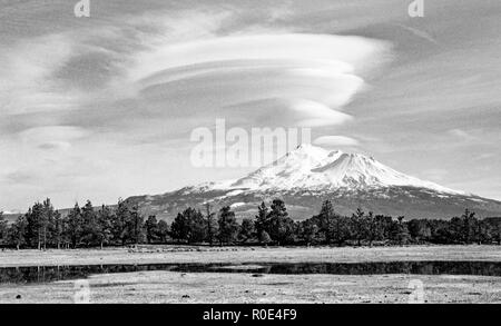 lenticular cloud formation over mount shasta in northern california Stock Photo