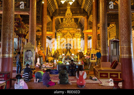 CHOM THONG, THAILAND, JANUARY 06, 2015: Thai people praying in the 'Wat Phra That Si Chom Thong Worawihan' Buddhist temple In Chom Thong, Thailand. Stock Photo