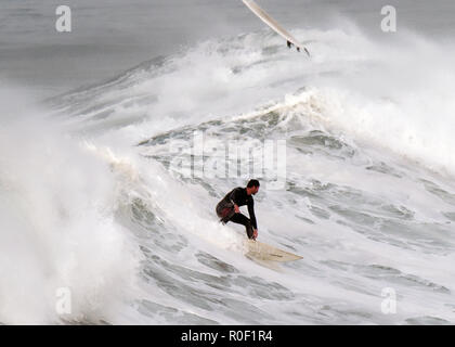 Newquay, Cornwall, UK. 4th Nov, 2018. UK Weather Storm Oscar generates huge waves surfed at Fistral Bay. Newquay,4th November 2018, Robert Taylor/Alamy Live News.  Newquay, Cornwall, UK. Credit: Robert Taylor/Alamy Live News Stock Photo