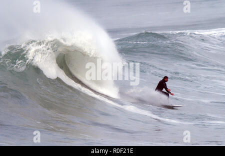 Newquay, Cornwall, UK. 4th Nov, 2018. UK Weather Storm Oscar generates huge waves surfed at Fistral Bay. Newquay,4th November 2018, Robert Taylor/Alamy Live News.  Newquay, Cornwall, UK. Credit: Robert Taylor/Alamy Live News Stock Photo