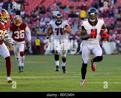 Landover, MD, USA. 4th Nov, 2018. Atlanta Falcons WR #11 Julio Jones  celebrates his first touchdown of the season with this teammates during a  NFL football game between the Washington Redskins and