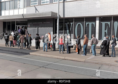 Cleveland, Ohio, USA.  4th Nov, 2018.  Voters wait in line at the Cuyahoga County Board of Elections in downtown Cleveland, Ohio, USA.  They are part of the unprecedented number of early voters who across the US are voting prior to the November 6, 2018 Election Day.  Credit: Mark Kanning/Alamy Live News Stock Photo