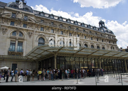 Tourists wait to enter the Musee d'Orsay, an art museum housed in the former Gare d'Orsay, a Beaux-Arts railway station, Paris, France. Stock Photo