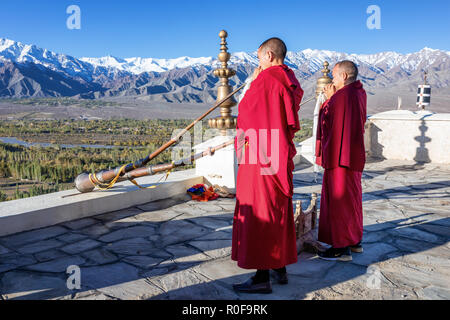 Buddhist monks playing Tibetan horns at Thikse Monastery (Thiksay Gompa), Ladakh, India Stock Photo