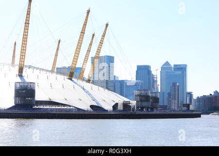 The O2 arena on the Greenwich Peninsular, with Canary Wharf on the Isle of Dogs behind, in east London, UK Stock Photo