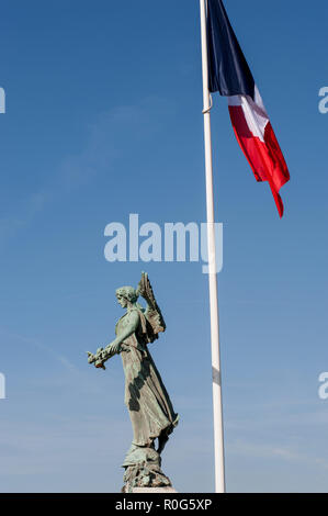LA VICTOIRE AILEE - PARIS MONTREUIL CIMETERY - FRENCH STATUE 'VICTORY WITH WINGS' - STATUE DEVOTED TO MEMORY OF SOLDIERS - FRENCH FLAG © F.BEAUMONT Stock Photo