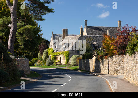 View of Cotswold stone cottage along Westington in autumn afternoon sunshine, Chipping Campden, Cotswolds, Gloucestershire, England, United Kingdom Stock Photo