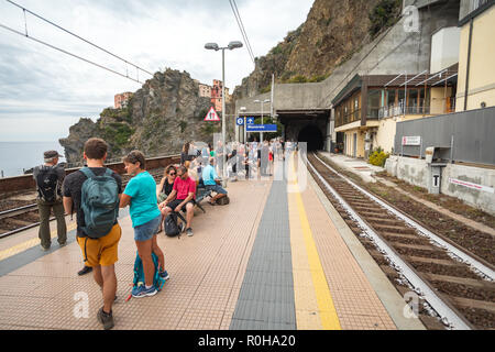 Tourists waiting for the train in Manarola railway train station Cinque terre, Italy Stock Photo