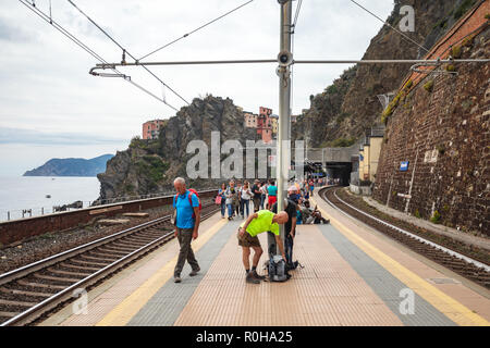 Tourists waiting for the train in Manarola railway train station Cinque terre, Italy Stock Photo