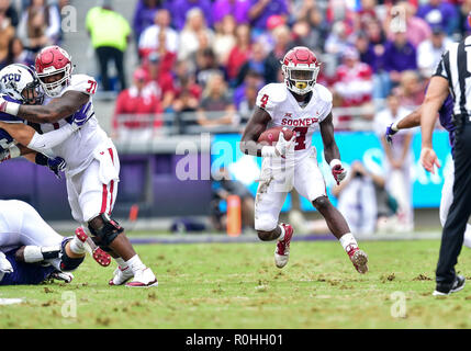 Oklahoma Sooners running back Trey Sermon (4) rushes.during the Oklahoma Sooners at TCU Horned Frogs at an NCAA Football game at the Amon G. Carter Stadium, Fort Worth Texas. 10/20/18.Manny Flores/Cal Sport Media) Stock Photo