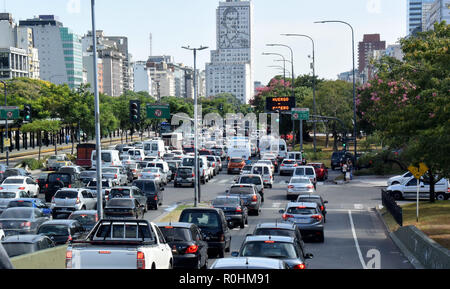 Buenos Aires, Argentina. 08th Feb, 2018. The busy Avenida 9 de Julio in Buenos Aires. Credit: Holger Hollemann/dpa/Alamy Live News Stock Photo