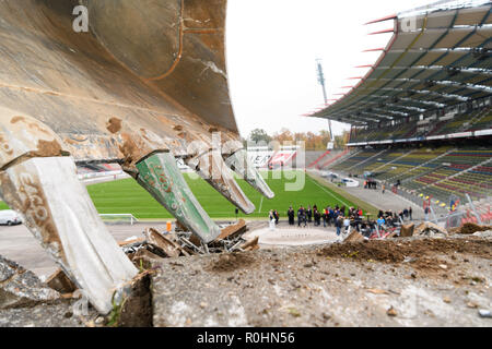 Feature, Excavator, Excavator bucket Baggerbiss. GES / Soccer / 3rd league: Karlsruher SC Wildpsrkstadion Baggerbiss, 05.11.2018 - Football / Soccer 3rd Division: Karlsruher SC vs Team, Karlsruhe, Nov 05, 2018 - | usage worldwide Stock Photo