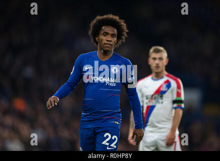 Stamford Bridge, London, UK. 4th Nov 2018. WILLIAN of Chelsea during the Premier League match between Chelsea and Crystal Palace at Stamford Bridge, London, England on 4 November 2018. Photo by Andy Rowland. . (Photograph May Only Be Used For Newspaper And/Or Magazine Editorial Purposes. www.football-dataco.com) Credit: Andrew Rowland/Alamy Live News Stock Photo