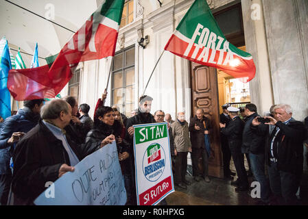 Turin, Piedmont, Italy. 29th Oct, 2018. Turin, Italy-October 29, 2018: A supporter No Tav agaisnt supporter Si Tav near the police during the city council meeting to stop the works of the Tav Turin-Lyon in Val Susa in front of the Turin City Hall Credit: Stefano Guidi/ZUMA Wire/Alamy Live News
