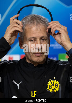 Madrid, Spain. 05th Nov, 2018. Soccer: Champions League, Group A, before the 4th matchday in the stadium Wanda Metropolitano. Dortmund coach Lucien Favre speaks at a press conference. The BVB will play at Atlético Madrid on 06.11.2018. Credit: Bernd Thissen/dpa/Alamy Live News Stock Photo