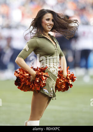 Denver, Colorado, USA. 4th Nov, 2018. A Denver Broncos Cheerleader entertains the crowd before the start of the 1st. Half at Broncos Stadium at Mile High Sunday afternoon. The Texans beat the Broncos 19 -17. Credit: Hector Acevedo/ZUMA Wire/Alamy Live News Stock Photo