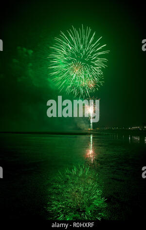 Musselburgh, Scotland, UK, 5th Nov. 2018. Guy Fawkes fireworks reflected in wet sand. Unusually mild 9 degrees for the East Lothian town's free annual fireworks display which was attended by even more people due to the closure of Edinburgh's Meadowbank Stadium. Stock Photo