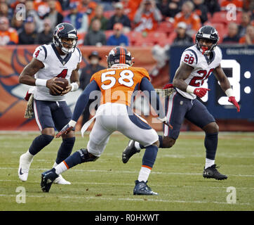 Denver, Colorado, USA. 4th Nov, 2018. Broncos OLB VON MILLER, center, watches for an option play during the 2nd. Half at Broncos Stadium at Mile High Sunday afternoon. The Texans beat the Broncos 19 -17. Credit: Hector Acevedo/ZUMA Wire/Alamy Live News Stock Photo