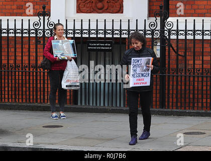 Supporters of Julian Assange hold signs outside the Ecuadorian embassy  Featuring: Atmosphere Where: London, United Kingdom When: 05 Oct 2018 Credit: WENN.com Stock Photo