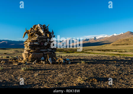 This buddhist choerten, commonly used by Buddhists as a place of prayer and meditation, is located near Tso Kar in Changtang area and constructed by y Stock Photo