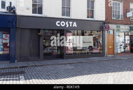 Launceston Shop fronts Independent and chain. 5th November 2018, Robert Taylor/Alamy Live News.  Newquay, Cornwall, UK. Stock Photo