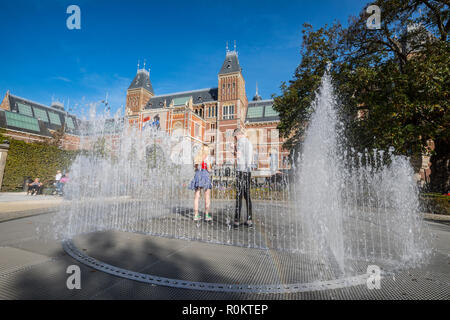 Amsterdam Rijksmuseum, young couple standing in the middle of water fountain Stock Photo
