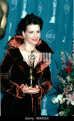 Juliette Binoche- back stage Oscars 1996 ÉÉ.. Event in Hollywood Life - California, USA, Film Industry, Celebrities, Photography, Bestof, Arts Culture and Entertainment, Topix Celebrities fashion, Best of, Hollywood Life,  Red Carpet and backstage, movie celebrities, TV celebrities, Music celebrities, Topix, Bestof, Arts Culture and Entertainment, vertical, one person, Photography,   #Celebrity #Hollywood #RedCarpet #Actor #Actress #famousCelebrity #HollywoodEvent #TsuniUSA #CelebrityPhotography, Fashion inquiry tsuni@Gamma-USA.com , Credit Tsuni / USA,   Fashion, From the Year 1993 to 1999, Stock Photo