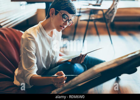 Female artist painting with palette and paintbrush Stock Photo - Alamy
