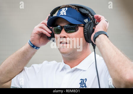 Houston, TX, USA. 3rd Nov, 2018. Rice Owls head coach Mike Bloomgren during the 4th quarter of an NCAA football game between the UTEP Miners and the Rice Owls at Rice Stadium in Houston, TX. UTEP won the game 34 to 26.Trask Smith/CSM/Alamy Live News Stock Photo