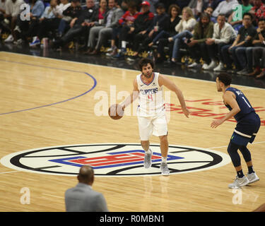 Los Angeles Clippers guard Milos Teodosic (4) and Oklahoma City Thunder ...